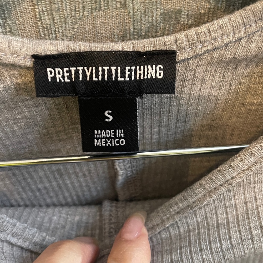 PrettyLittleThing Gray Ribbed Crop Top - Picture 3 of 4